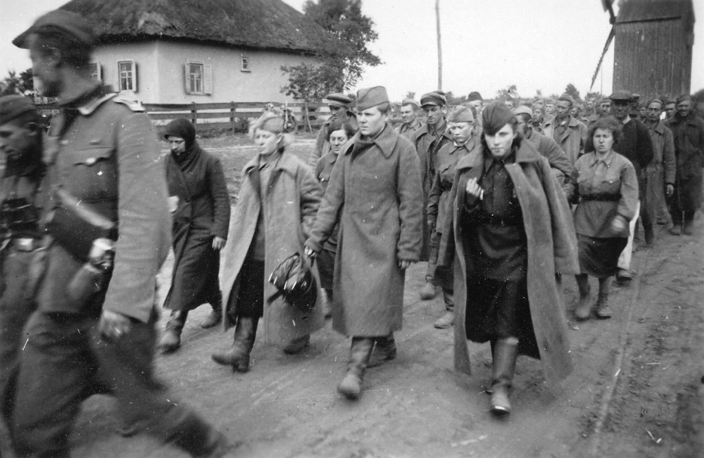Колона полонених червоноармійців в околицях Кременчука, Україна. Вересень 1941 року.